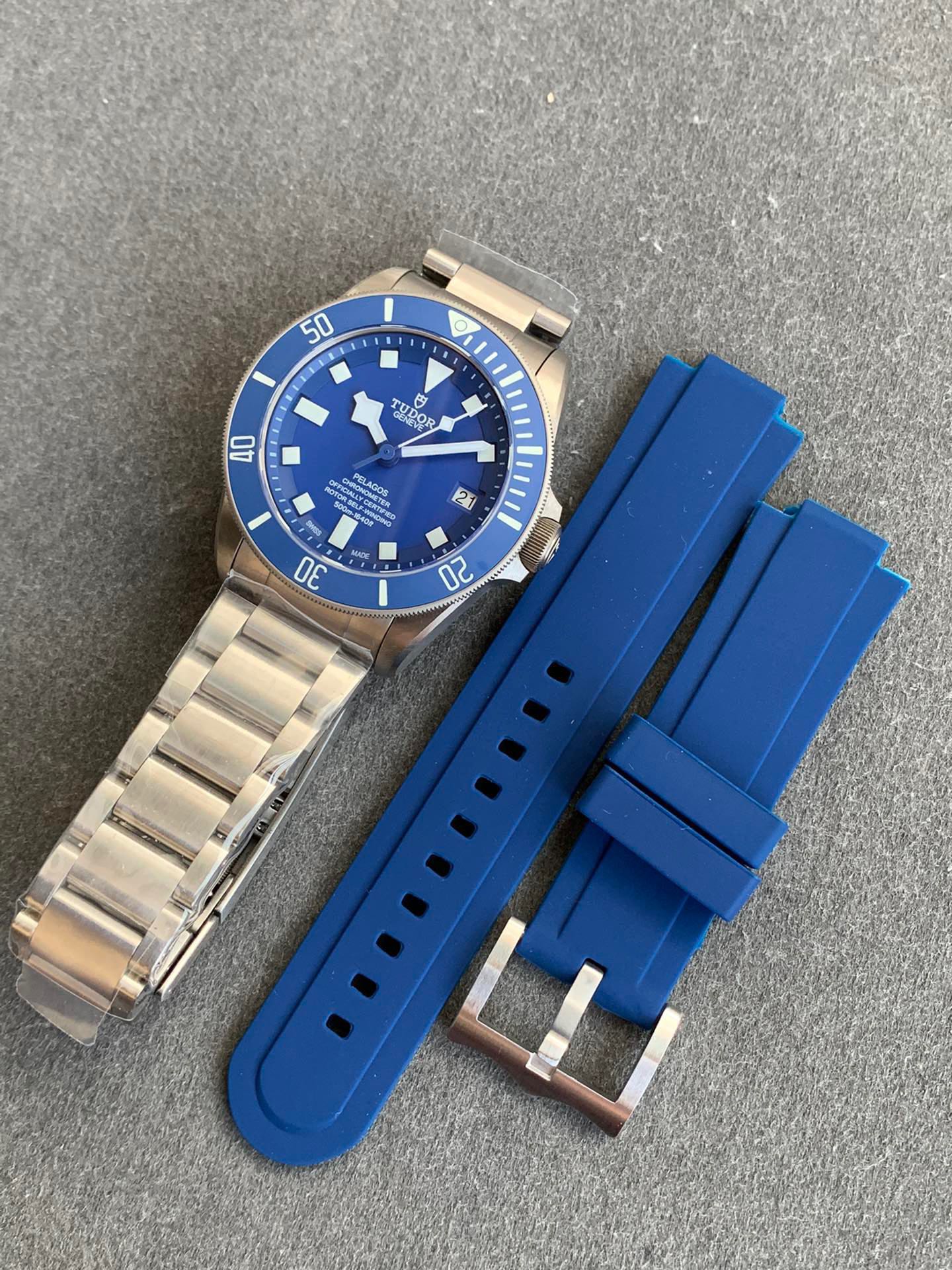 Pelagos | Titanio Esfera Azul con Brazalete y Correa de Caucho Adicional
