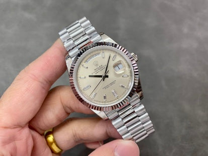 Day-Date 40mm | Oro Blanco y Esfera Plateada